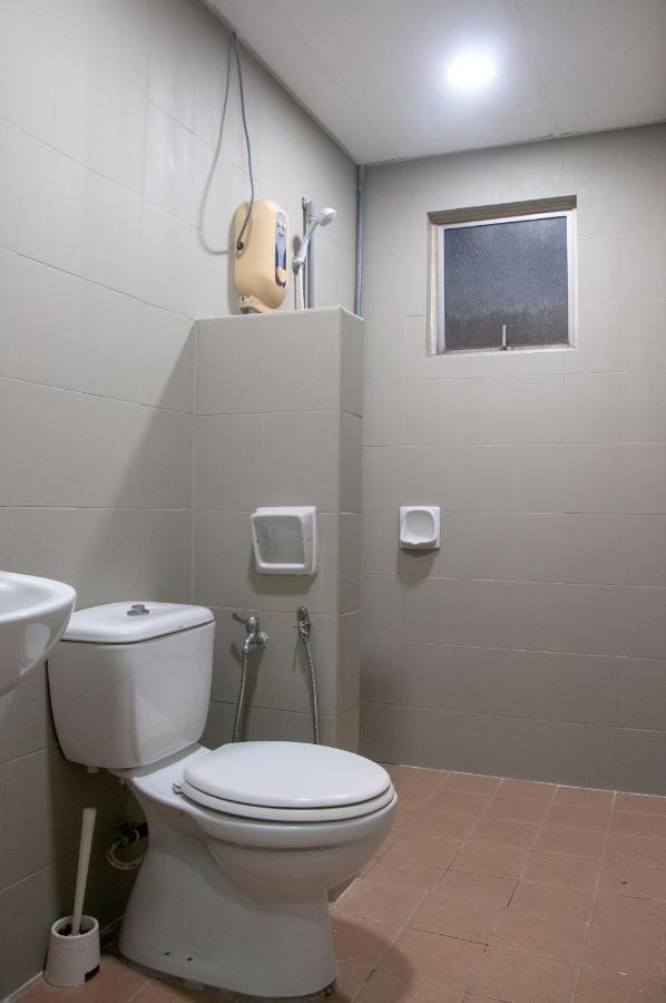 Five H Family Service Apartment Seri Kembangan Exterior photo
