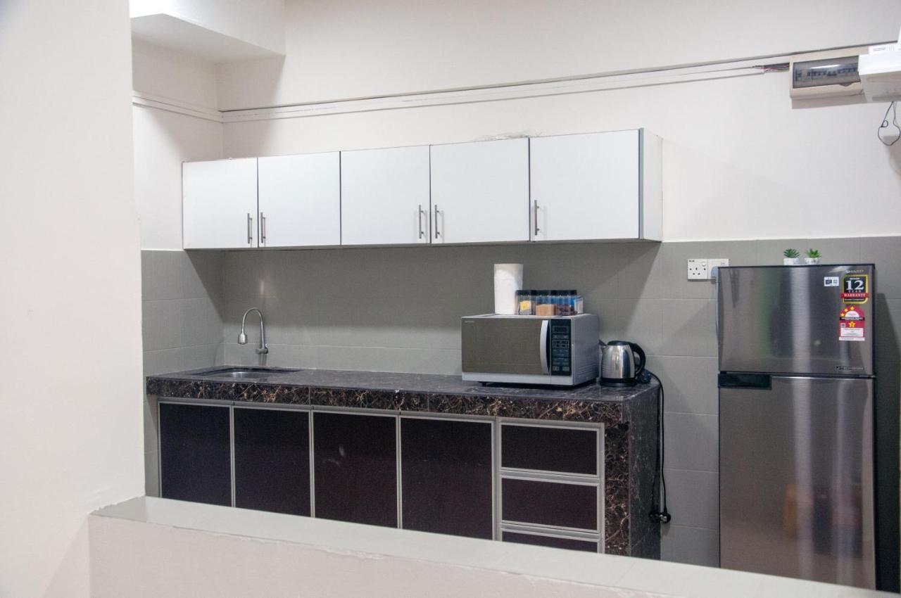 Five H Family Service Apartment Seri Kembangan Exterior photo