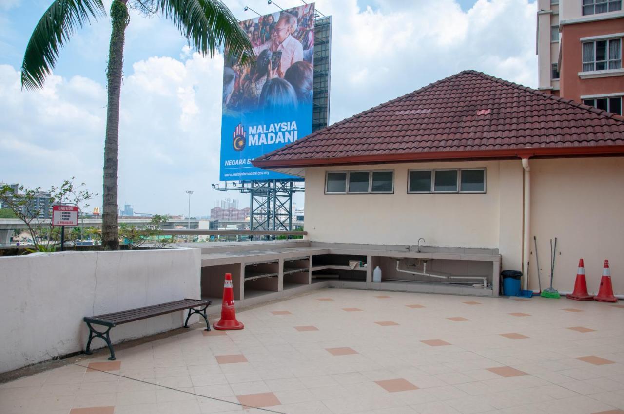 Five H Family Service Apartment Seri Kembangan Exterior photo