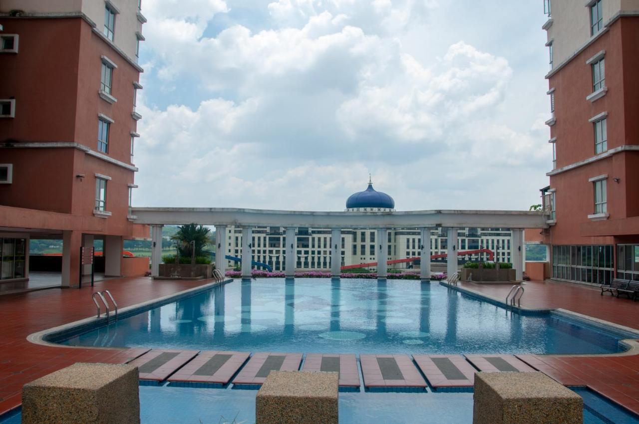 Five H Family Service Apartment Seri Kembangan Exterior photo