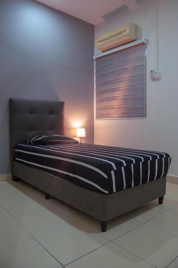 Five H Family Service Apartment Seri Kembangan Exterior photo