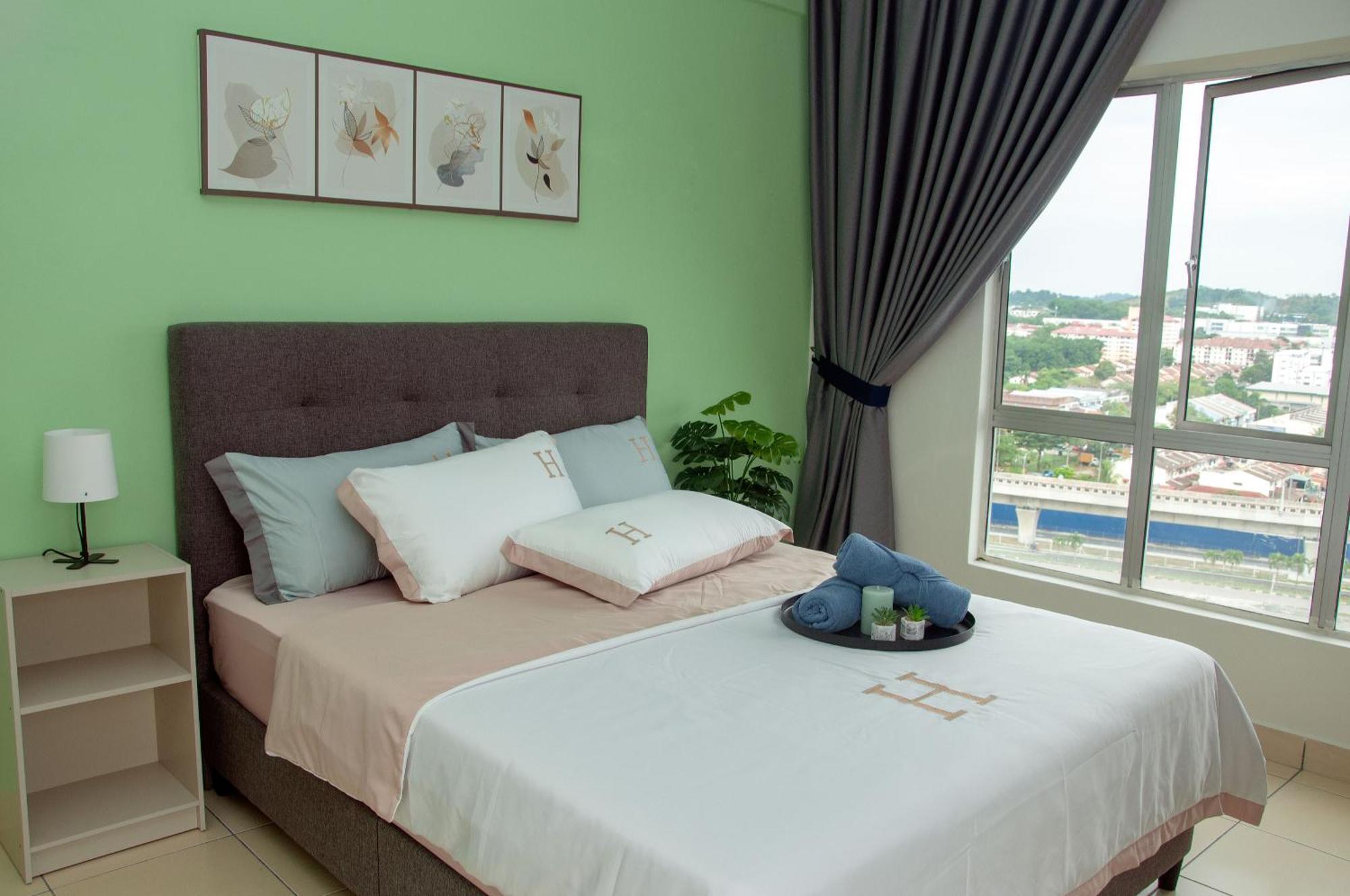 Five H Family Service Apartment Seri Kembangan Exterior photo